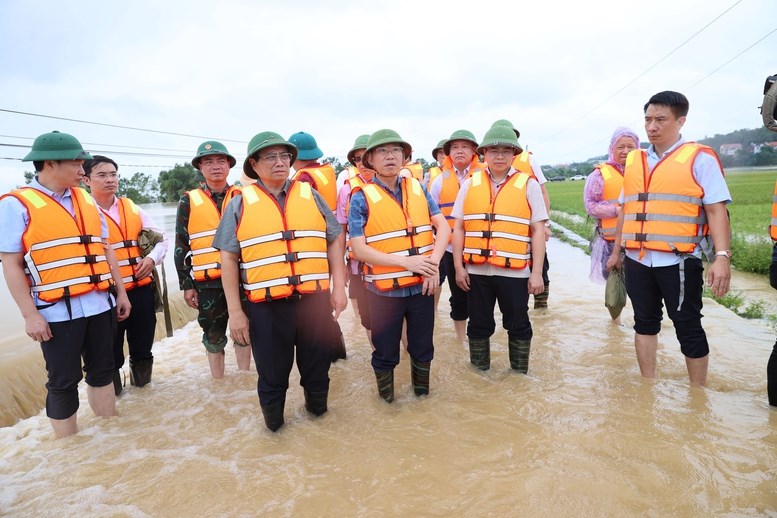 Thủ tướng chỉ đạo bảo đảm an toàn đê điều, hồ đập, phát hiện, xử lý kịp thời các sự cố ngay từ giờ đầu - ảnh 1