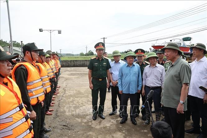 Tổng Bí thư, Chủ tịch nước Tô Lâm kiểm tra công tác phòng, chống lụt bão và thăm hỏi nhân dân vùng lụt, bão tại Tuyên Quang - ảnh 4