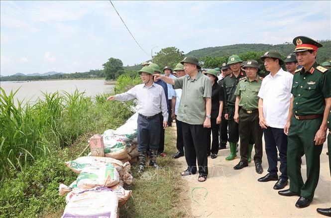 Tổng Bí thư, Chủ tịch nước Tô Lâm kiểm tra công tác phòng, chống lụt bão và thăm hỏi nhân dân vùng lụt, bão tại Tuyên Quang - ảnh 3