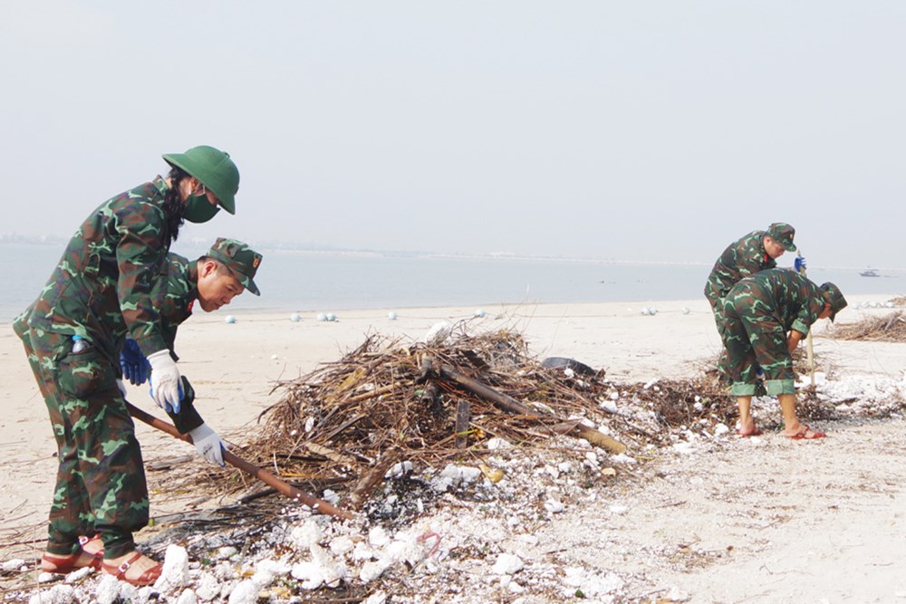  “Thắng” bão, vịnh Hạ Long đón hàng nghìn du khách - ảnh 2