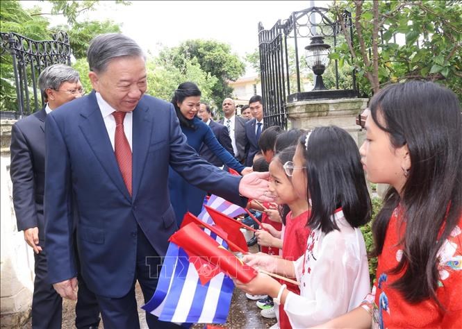 Tổng Bí thư, Chủ tịch nước Tô Lâm thăm Đại sứ quán và cộng đồng người Việt Nam tại Cuba - ảnh 1