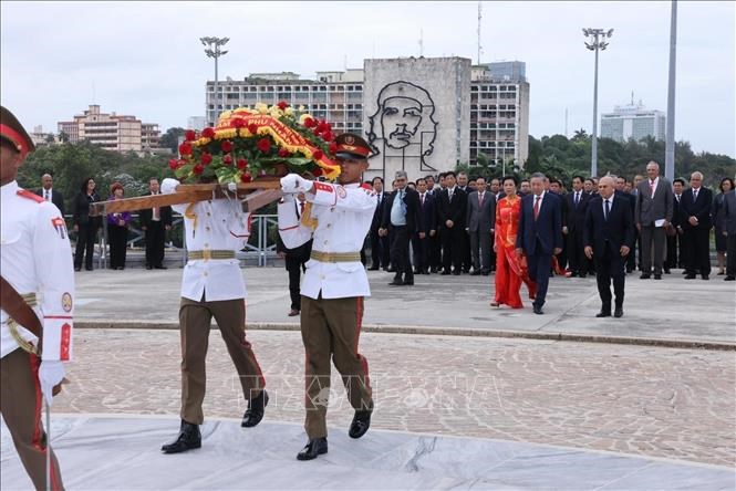 Tổng Bí thư, Chủ tịch nước Tô Lâm đặt vòng hoa tại Đài tưởng niệm Anh hùng dân tộc Jose Marti - ảnh 1