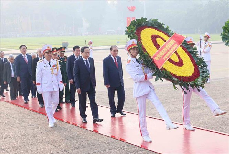 Lãnh đạo Đảng, Nhà nước vào Lăng viếng Chủ tịch Hồ Chí Minh - ảnh 1