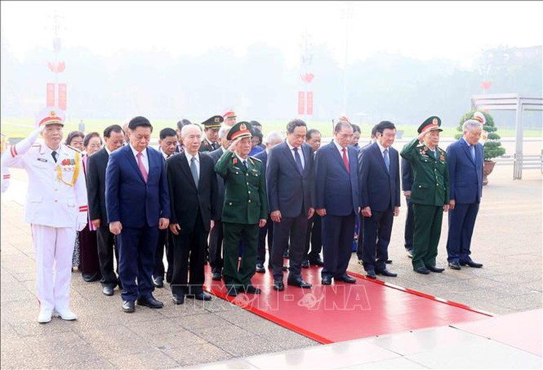 Lãnh đạo Đảng, Nhà nước vào Lăng viếng Chủ tịch Hồ Chí Minh - ảnh 2