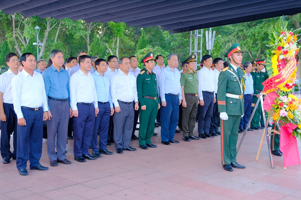 Tổng Bí thư, Chủ tịch nước Tô Lâm dâng hương tưởng nhớ các Anh hùng liệt sĩ ở Quảng Trị - ảnh 2