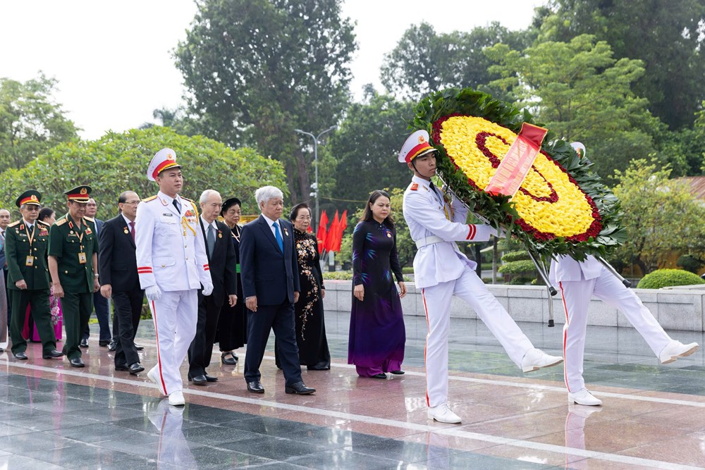 Đoàn đại biểu dự Đại hội toàn quốc MTTQ Việt Nam vào Lăng viếng Chủ tịch Hồ Chí Minh - ảnh 3