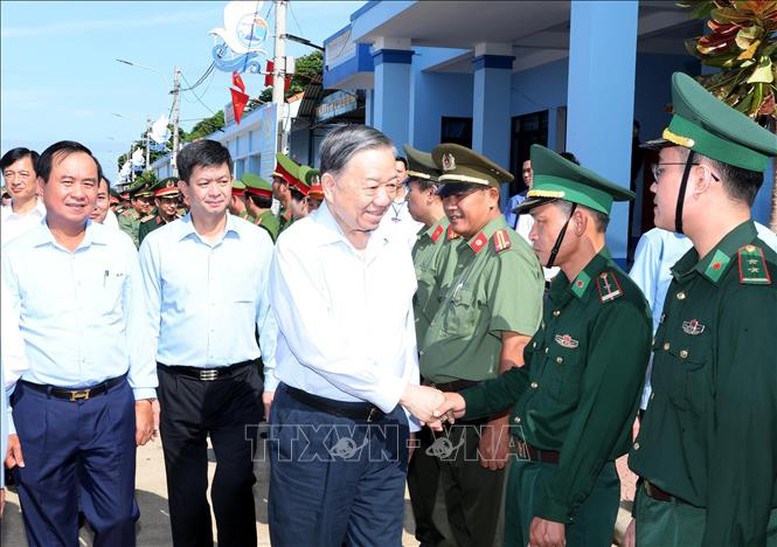 Tổng Bí thư, Chủ tịch nước Tô Lâm thăm, làm việc tại huyện đảo Cồn Cỏ  - ảnh 2