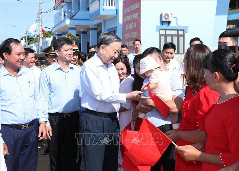 Tổng Bí thư, Chủ tịch nước Tô Lâm thăm, làm việc tại huyện đảo Cồn Cỏ  - ảnh 3