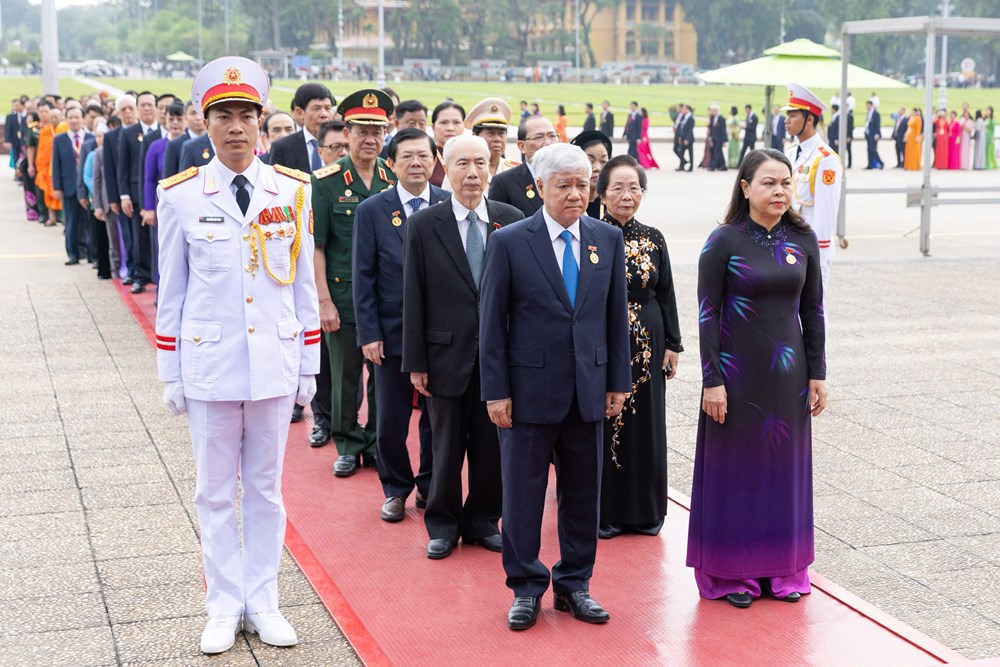 Đoàn đại biểu dự Đại hội toàn quốc MTTQ Việt Nam vào Lăng viếng Chủ tịch Hồ Chí Minh - ảnh 1