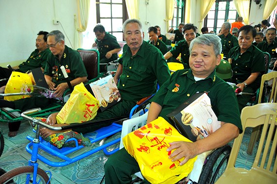 Trình Chủ tịch nước tặng quà người có công dịp Tết Nguyên đán Ất Tỵ - ảnh 1