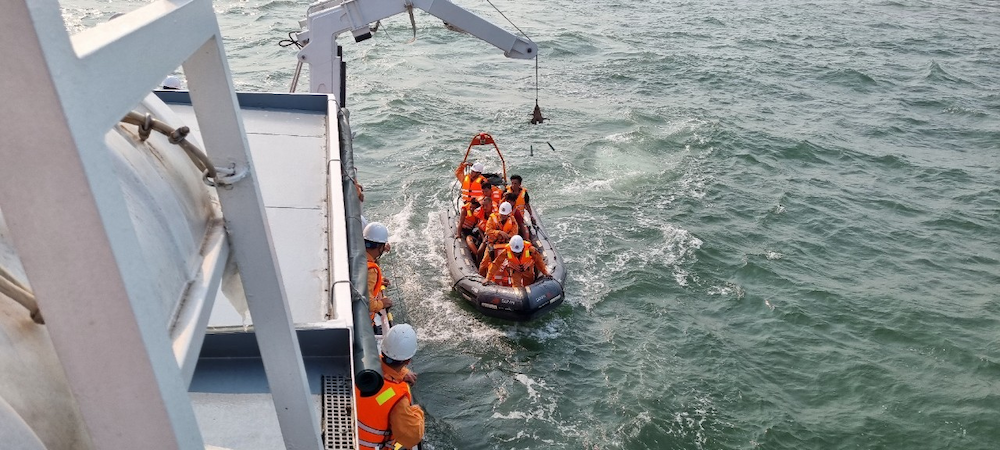 Cứu nạn thành công 10 thuyền viên tại vùng biển Nam Định - ảnh 3