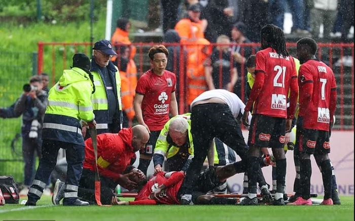 Cựu sao Arsenal nhập viện khẩn cấp khi bất tỉnh 10 phút trên sân - ảnh 1