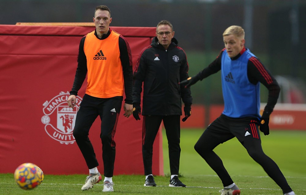 Phil Jones tiết lộ khoảnh khắc 'náo loạn' phòng thay đồ MU - ảnh 1