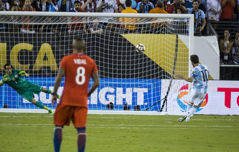 5 quả phạt đền nổi tiếng của Messi: Từ 'người hùng Chile' đến nhà vô địch World Cup - ảnh 4