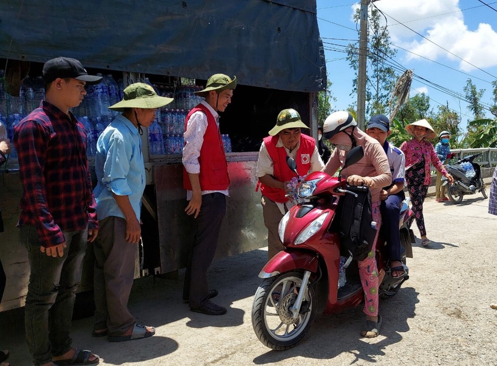 Hội Chữ thập đỏ Việt Nam cứu trợ người dân bị ảnh hưởng hạn hán và xâm nhập mặn - ảnh 2