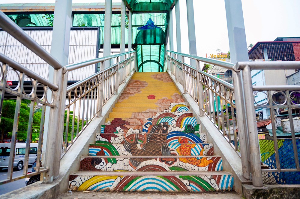 Cầu đi bộ phố Trần Nhật Duật sôi động hơn nhờ các tác phẩm sắp đặt - ảnh 4