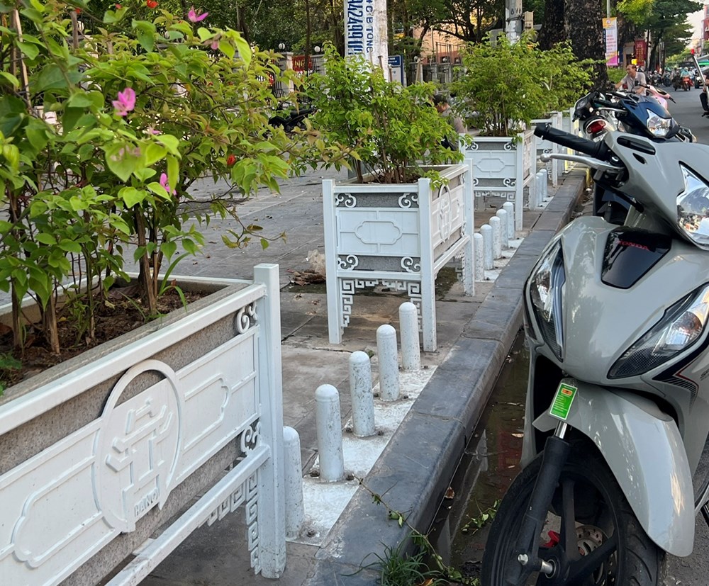 Quận Thanh Xuân “một mình một kiểu” hạn chế  xe máy đi trên vỉa hè - ảnh 4