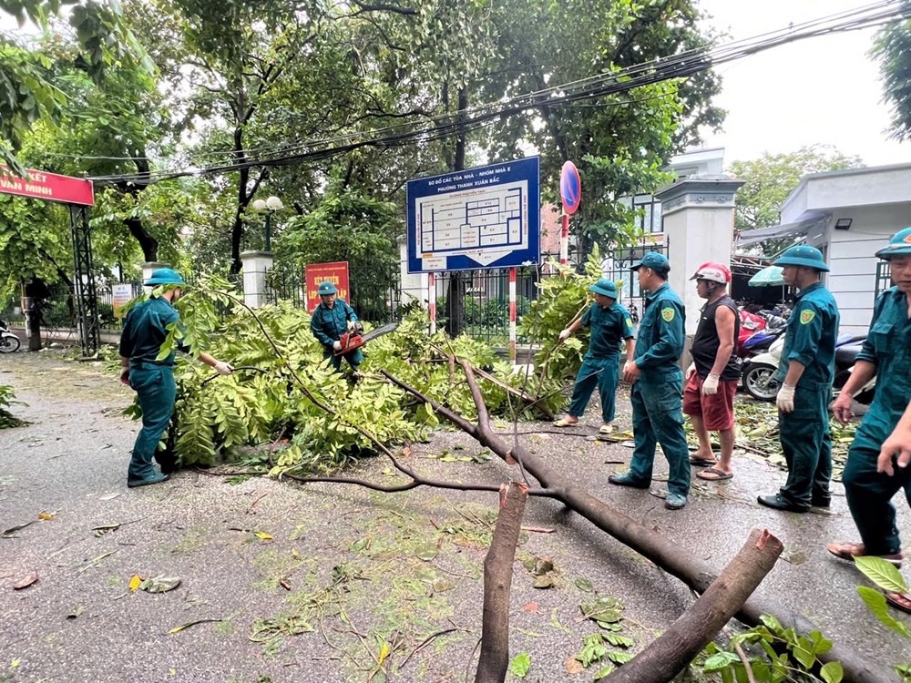 Huy động tổng lực các lực lượng dọn dẹp phố phường Thủ đô - ảnh 8