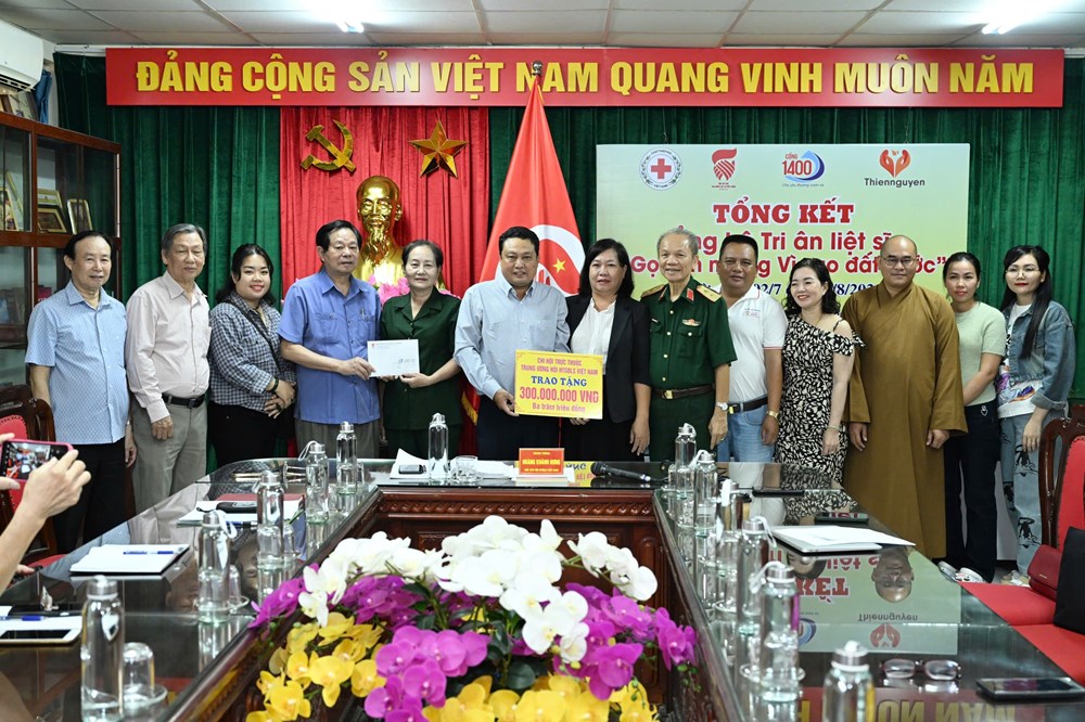 Hơn 1,8 tỉ đồng ủng hộ chương trình tri ân liệt sĩ “Gọi tên những Vì sao đất nước“ - ảnh 2