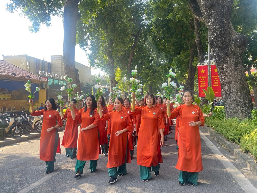 Hơn 1.000 phụ nữ Thủ đô duyên dáng trong màn đồng diễn dân vũ và Carnaval Áo dài năm 2024 - ảnh 4