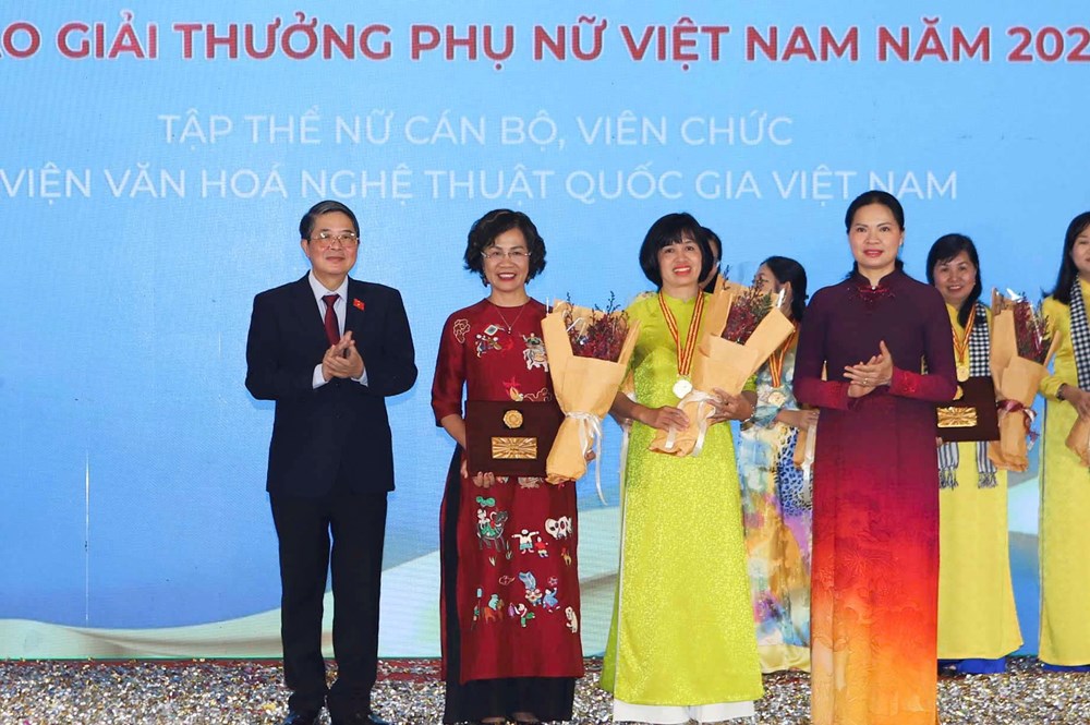 Tập thể nữ Viện Văn hoá nghệ thuật Quốc gia VN và  Phó Giám đốc Nhà hát Cải lương Việt Nam được trao giải thưởng Phụ nữ VN 2024 - ảnh 3