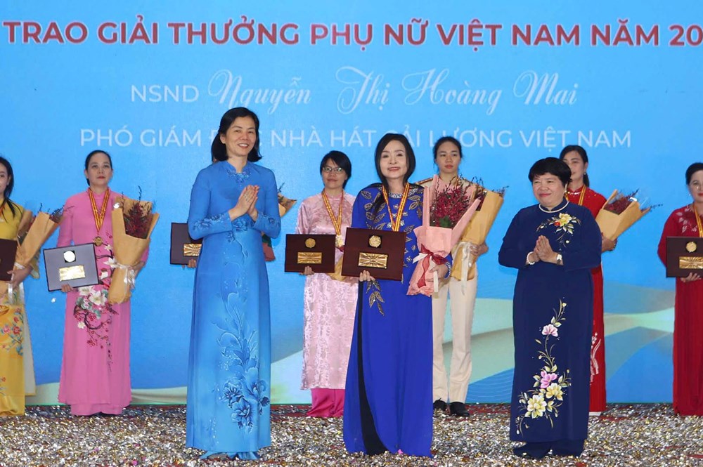 Tập thể nữ Viện Văn hoá nghệ thuật Quốc gia VN và  Phó Giám đốc Nhà hát Cải lương Việt Nam được trao giải thưởng Phụ nữ VN 2024 - ảnh 2