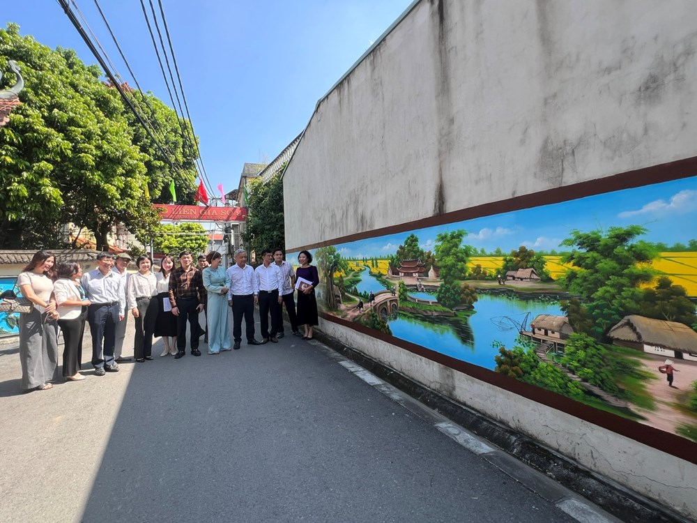 Độc đáo trang trí tường gạch cũ kỹ bằng các ô màu ở Gia Lâm - ảnh 4