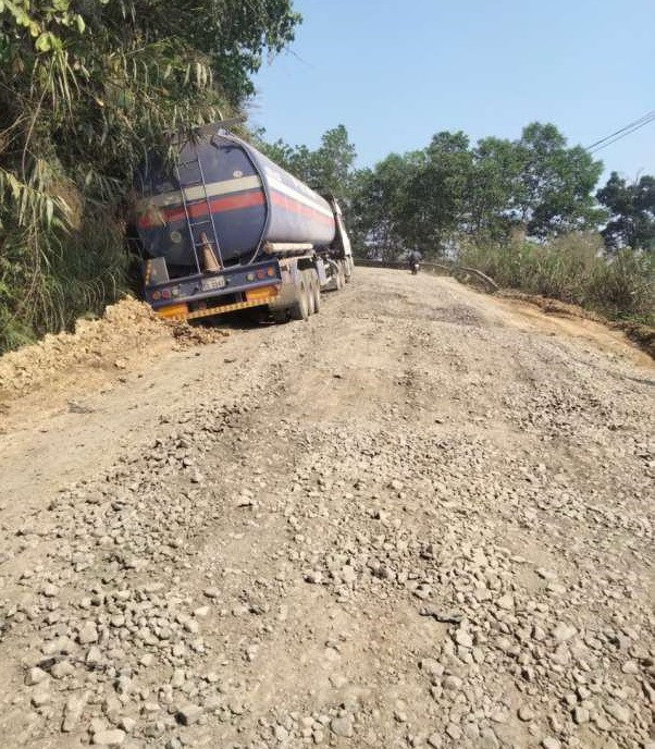  Quảng Nam đề xuất cấm xe chở quặng làm hư hỏng Quốc lộ 14D - ảnh 1