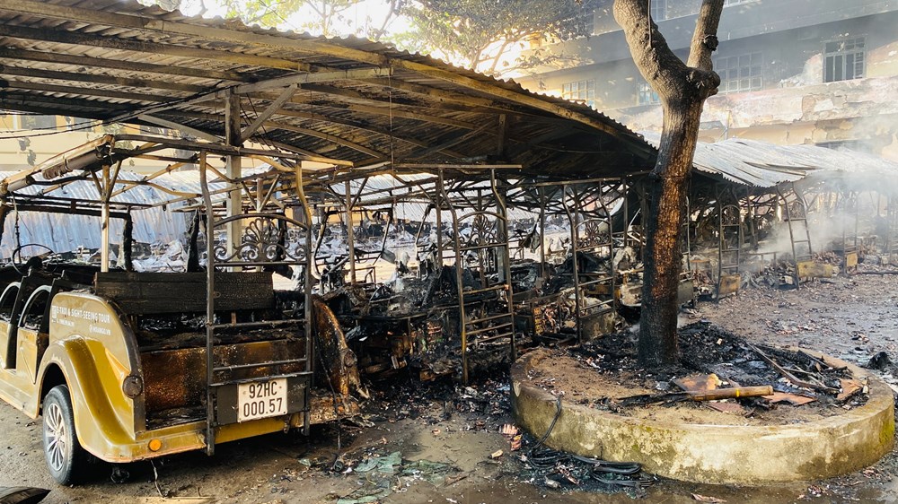 40 xe điện trong khuôn viên trường học ở Hội An bị cháy rụi  - ảnh 3