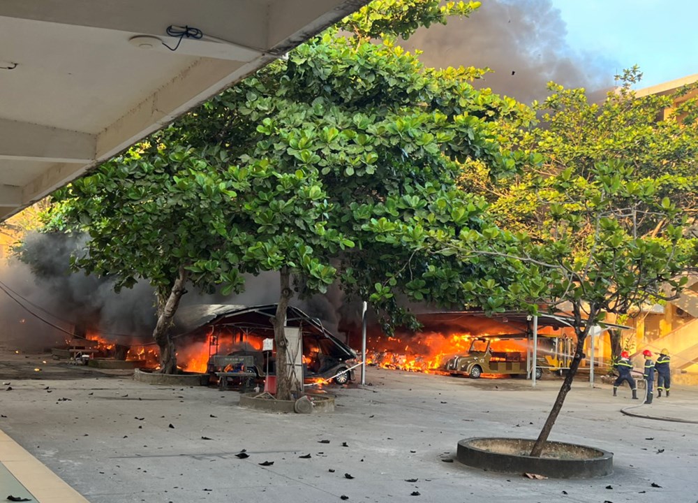 40 xe điện trong khuôn viên trường học ở Hội An bị cháy rụi  - ảnh 1