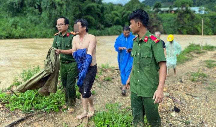 Bộ trưởng Bộ Công an gửi thư khen hành động dũng cảm cứu người dân bị mắc kẹt giữa dòng nước lũ  - ảnh 1