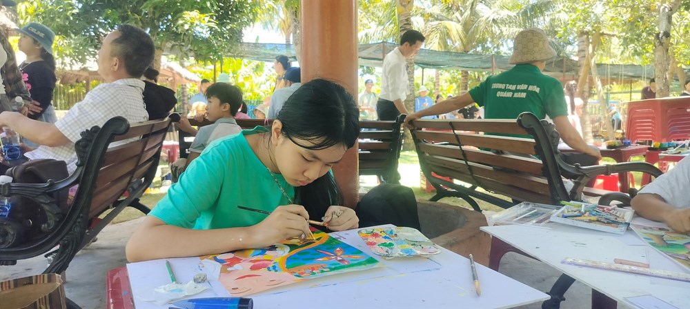 Gần 100 thí sinh sôi nổi tranh tài tại Hội thi mỹ thuật thiếu nhi Quảng Nam  - ảnh 2