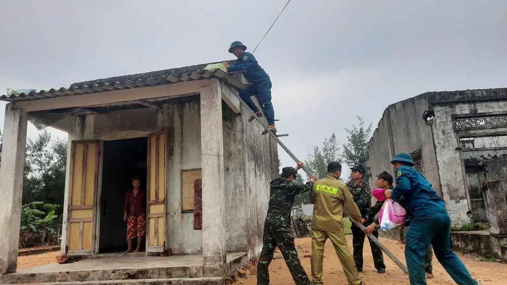 Lực lượng vũ trang Quảng Nam giúp dân chèn chống nhà cửa trước bão  - ảnh 2