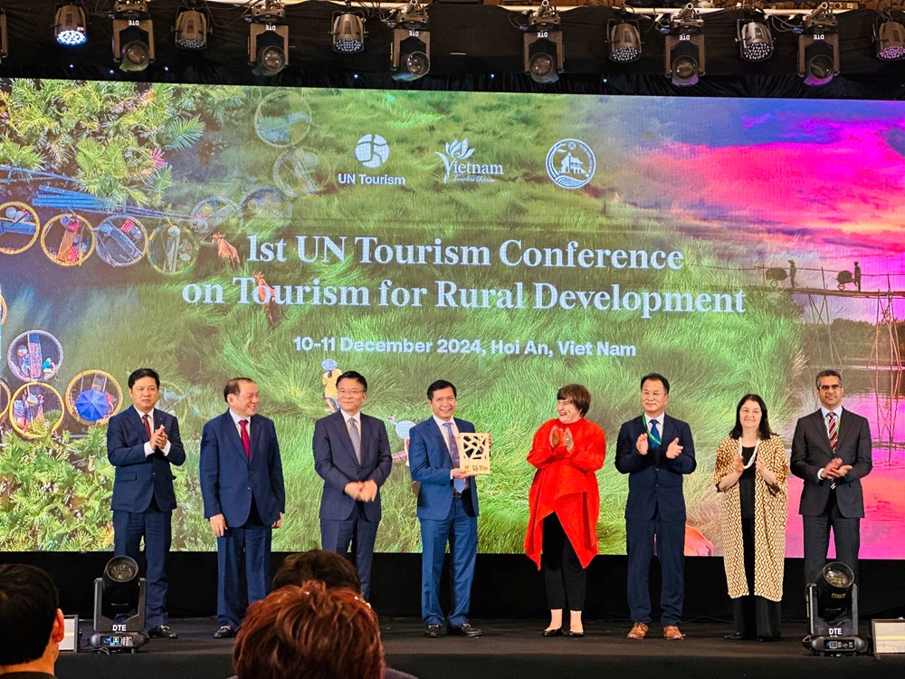 UN Tourism trao chứng nhận làng du lịch tốt nhất năm 2024 cho làng rau Trà Quế - ảnh 1