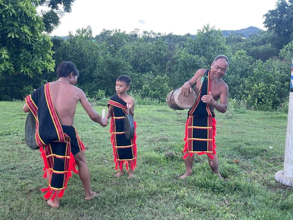 Bảo tồn, phát huy văn hóa truyền thống của đồng bào gắn với phát triển du lịch bền vững - ảnh 11