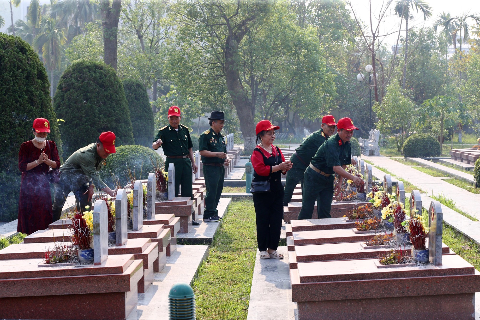Dòng người đổ về Nghĩa trang liệt sĩ A1 tri ân các anh hùng liệt sĩ - ảnh 7