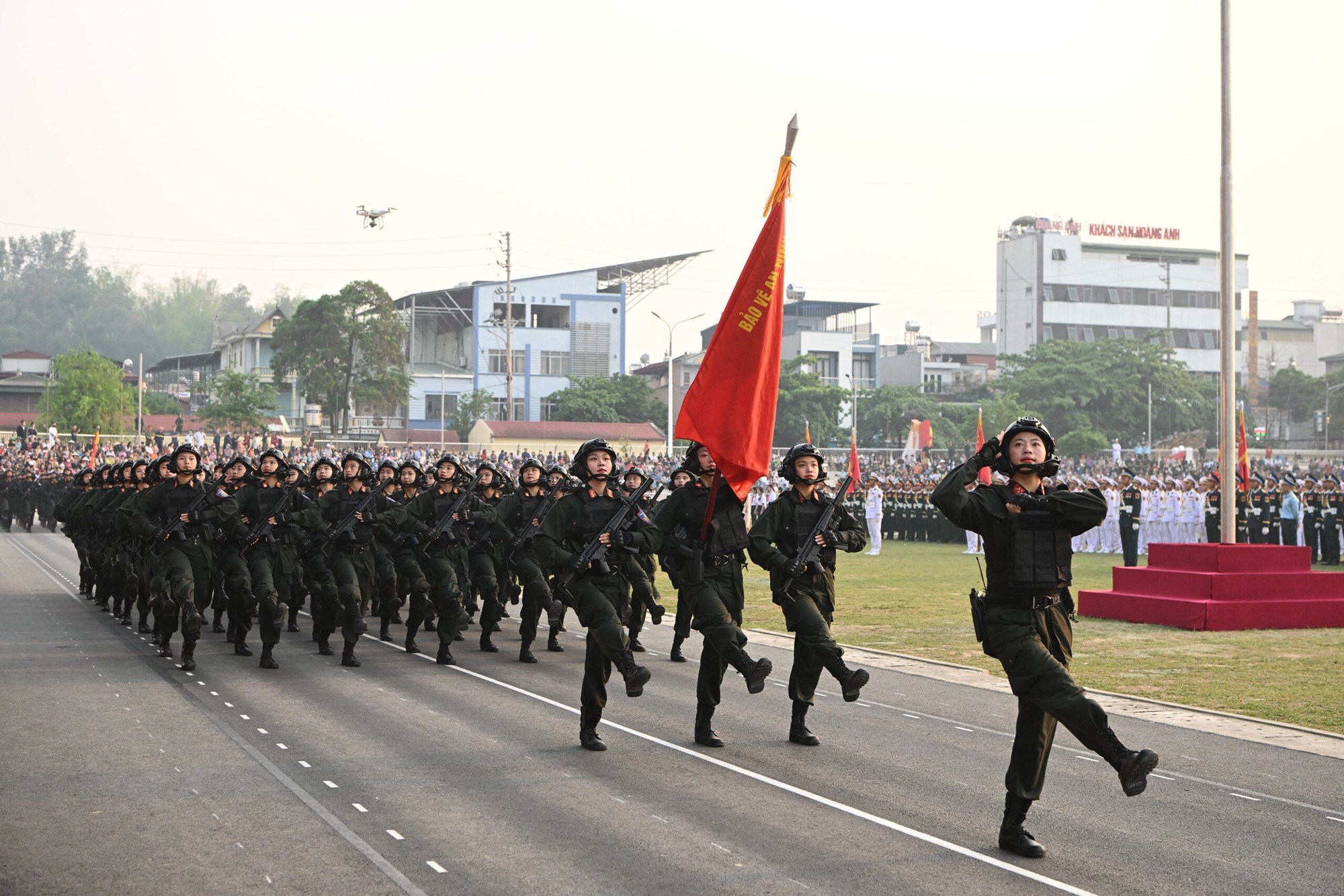 Hợp luyện các lực lượng diễu binh, diễu hành kỷ niệm 70 năm Chiến thắng Điện Biên Phủ - ảnh 11