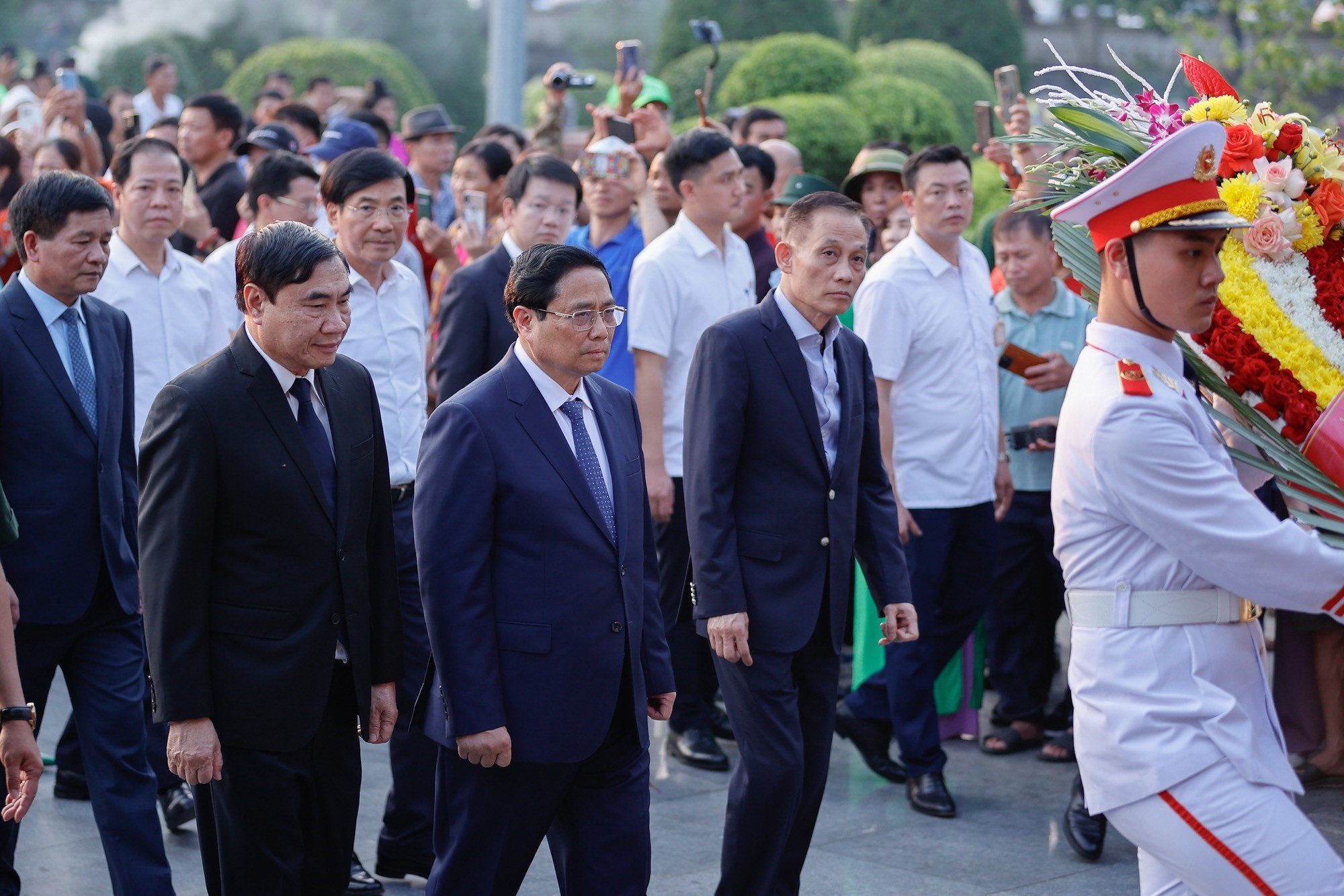 Thủ tướng dâng hương, dâng hoa tưởng niệm, tri ân các Anh hùng, liệt sĩ tại Điện Biên Phủ - ảnh 2