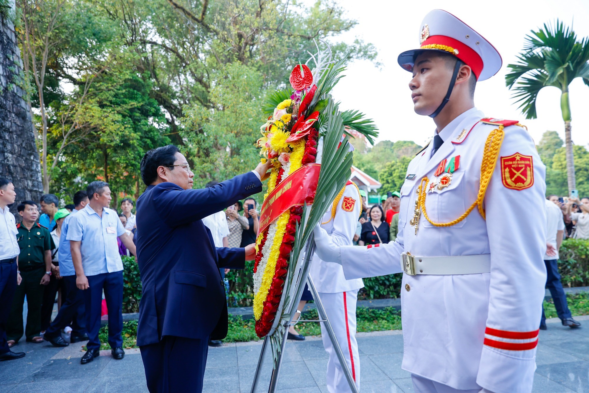 Thủ tướng dâng hương, dâng hoa tưởng niệm, tri ân các Anh hùng, liệt sĩ tại Điện Biên Phủ - ảnh 3
