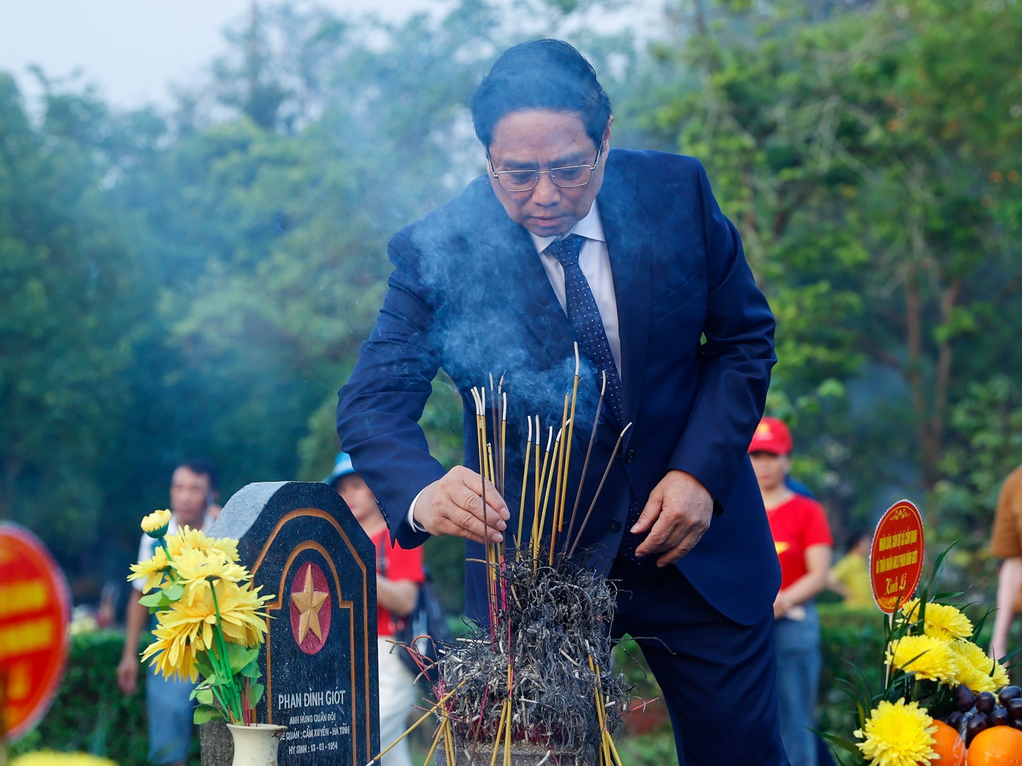 Thủ tướng dâng hương, dâng hoa tưởng niệm, tri ân các Anh hùng, liệt sĩ tại Điện Biên Phủ - ảnh 6