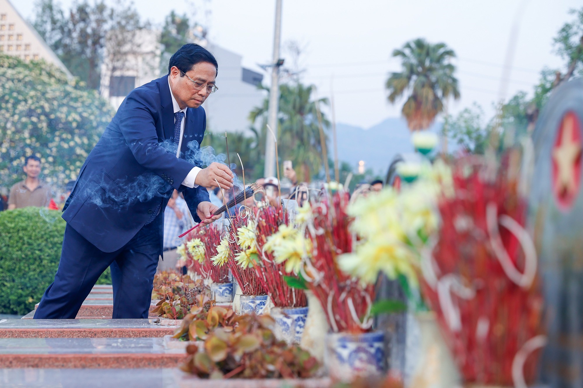 Thủ tướng dâng hương, dâng hoa tưởng niệm, tri ân các Anh hùng, liệt sĩ tại Điện Biên Phủ - ảnh 7