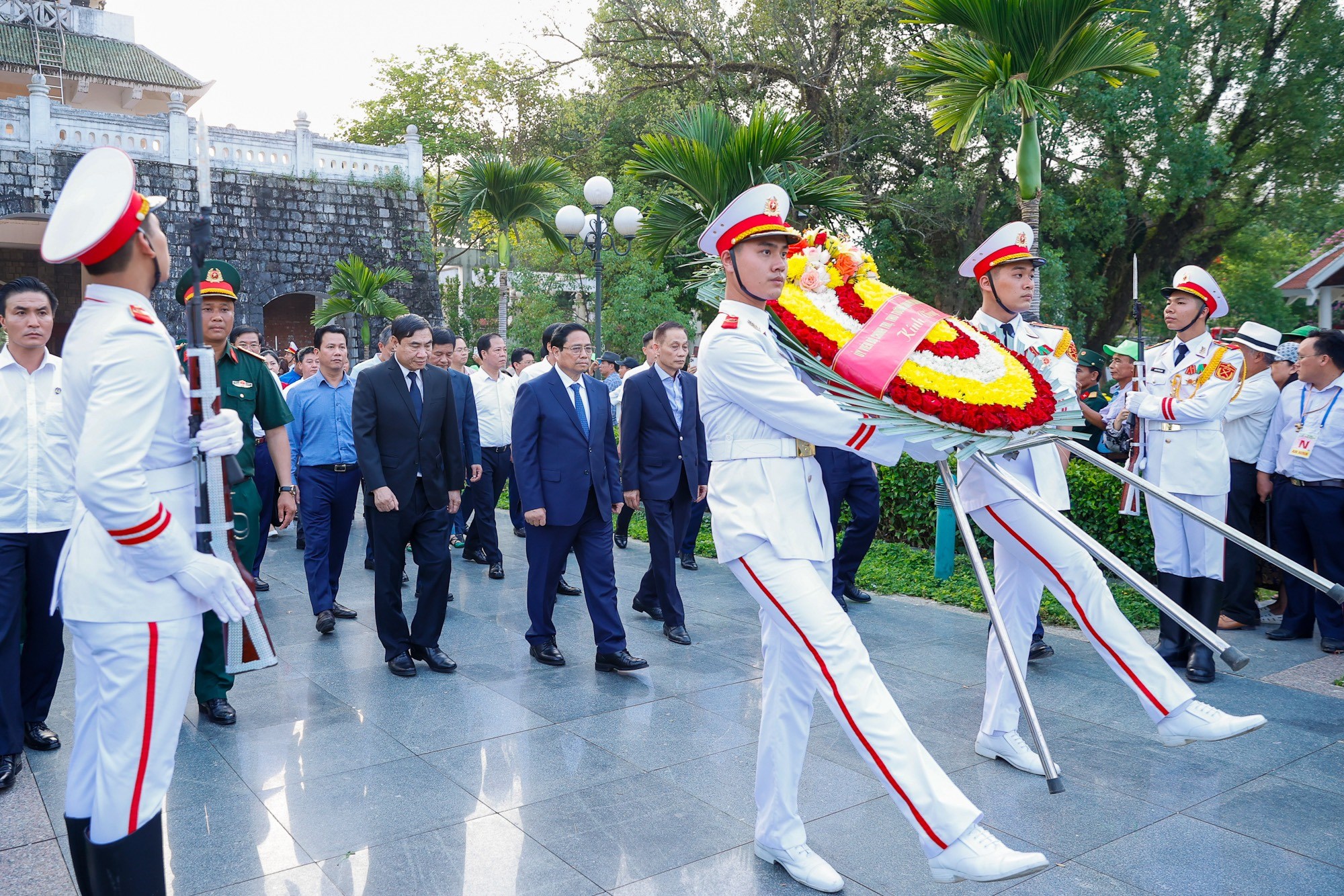 Thủ tướng dâng hương, dâng hoa tưởng niệm, tri ân các Anh hùng, liệt sĩ tại Điện Biên Phủ - ảnh 1
