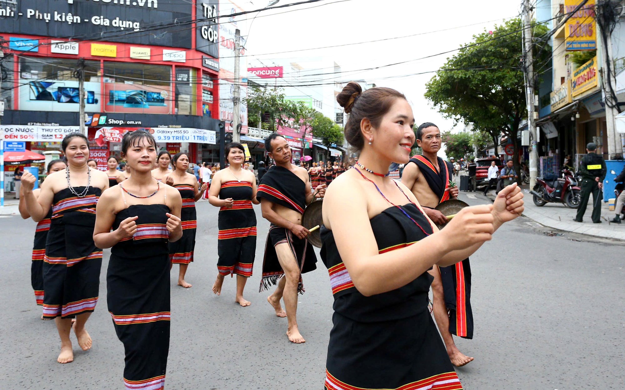 Kon Tum: Hàng ngàn người dân và du khách háo hức chào đón Lễ hội đường phố - ảnh 6