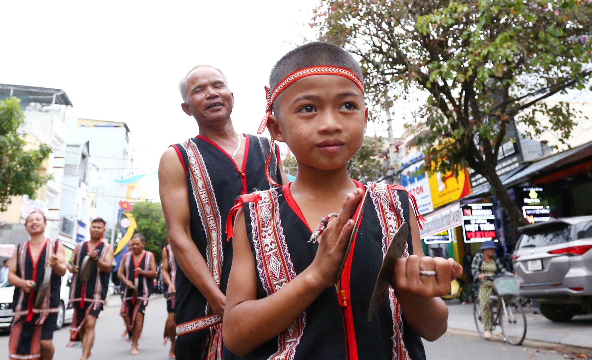 Kon Tum: Hàng ngàn người dân và du khách háo hức chào đón Lễ hội đường phố - ảnh 4