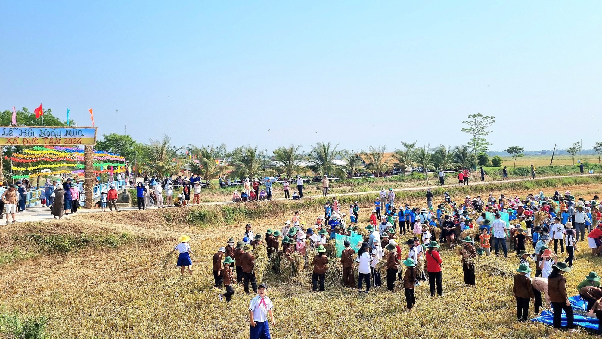 Hơn 400 học sinh trải nghiệm chương trình “Một ngày làm nông dân” - ảnh 1