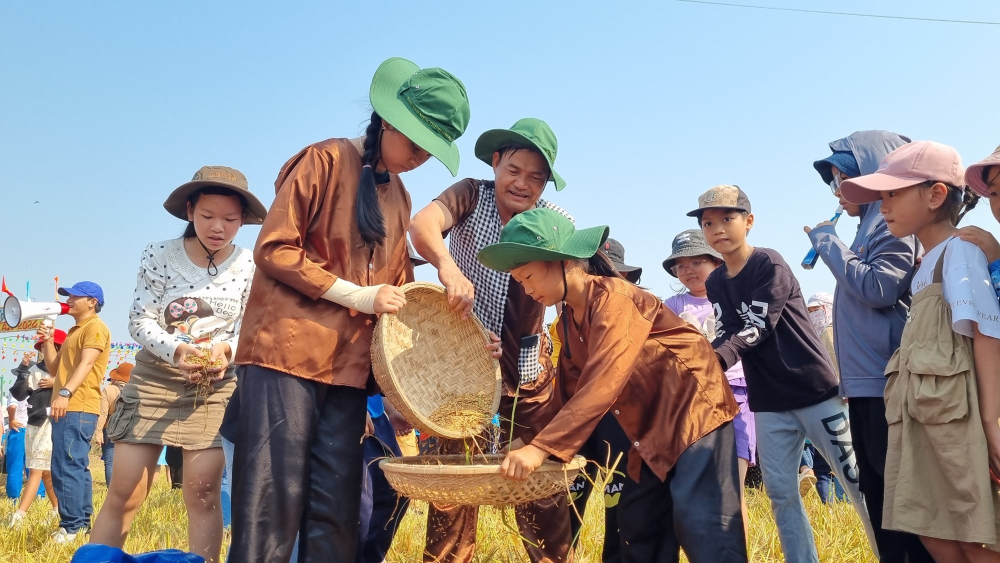 Hơn 400 học sinh trải nghiệm chương trình “Một ngày làm nông dân” - ảnh 4