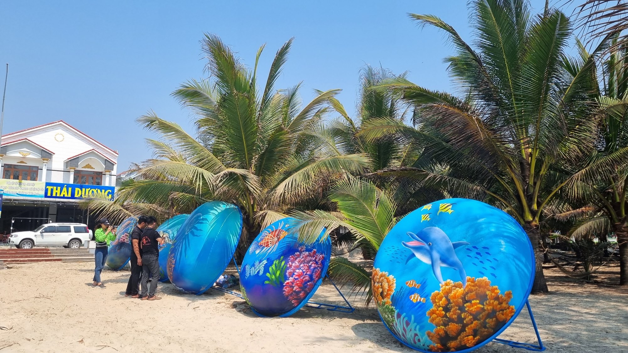 Bãi biển Mỹ Khê – Quảng Ngãi điểm đến hấp dẫn du khách dịp lễ - ảnh 1