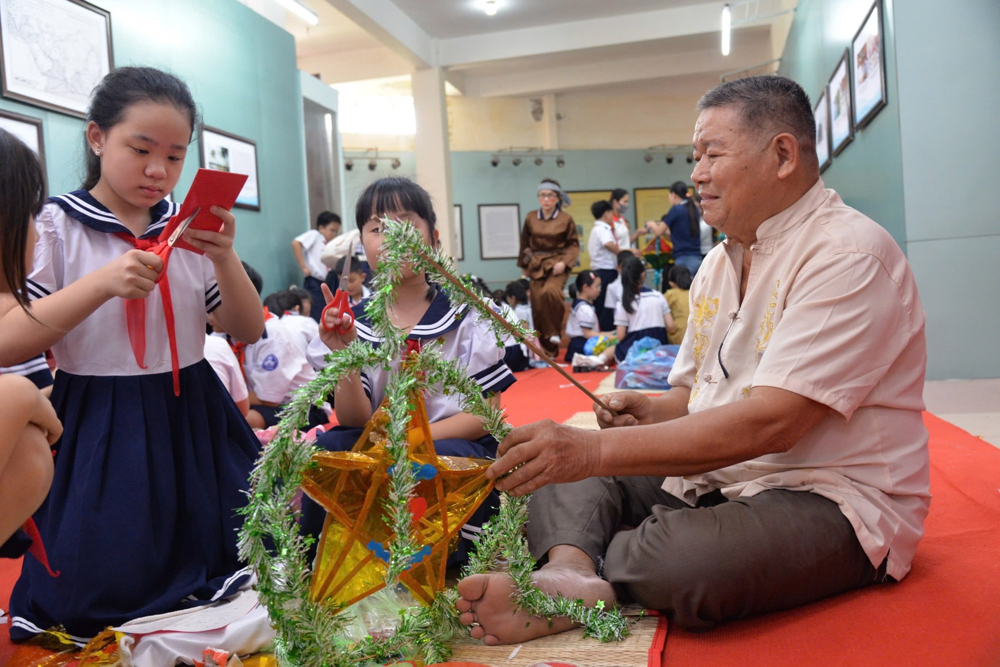 Trẻ em thích thú cùng nghệ nhân làm lồng đèn Trung thu - ảnh 4