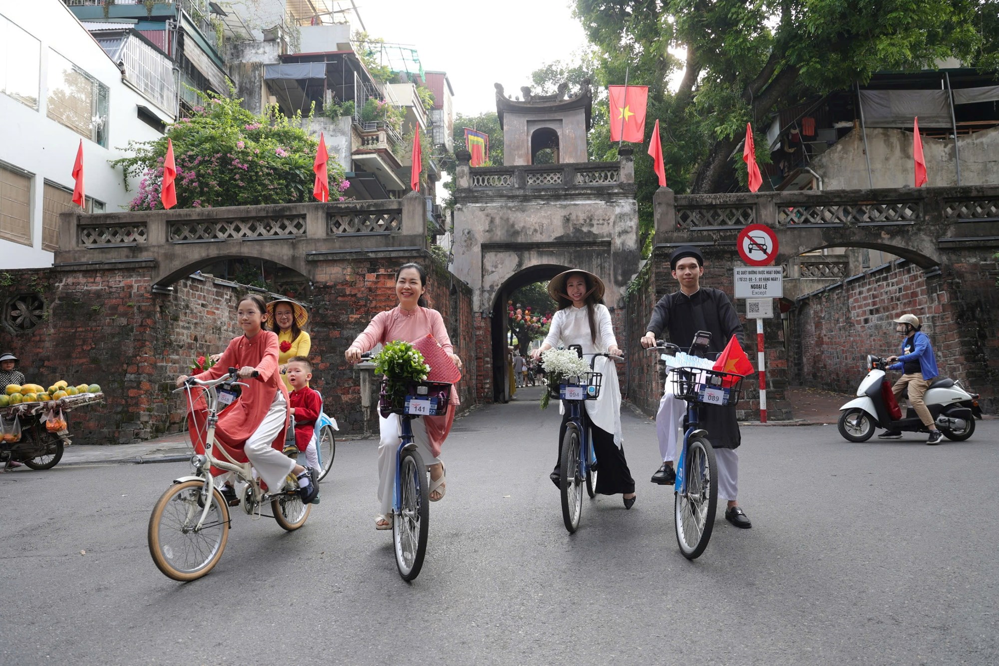 Hàng trăm người diện áo dài, đạp xe quảng bá du lịch và di sản Hà Nội - ảnh 11