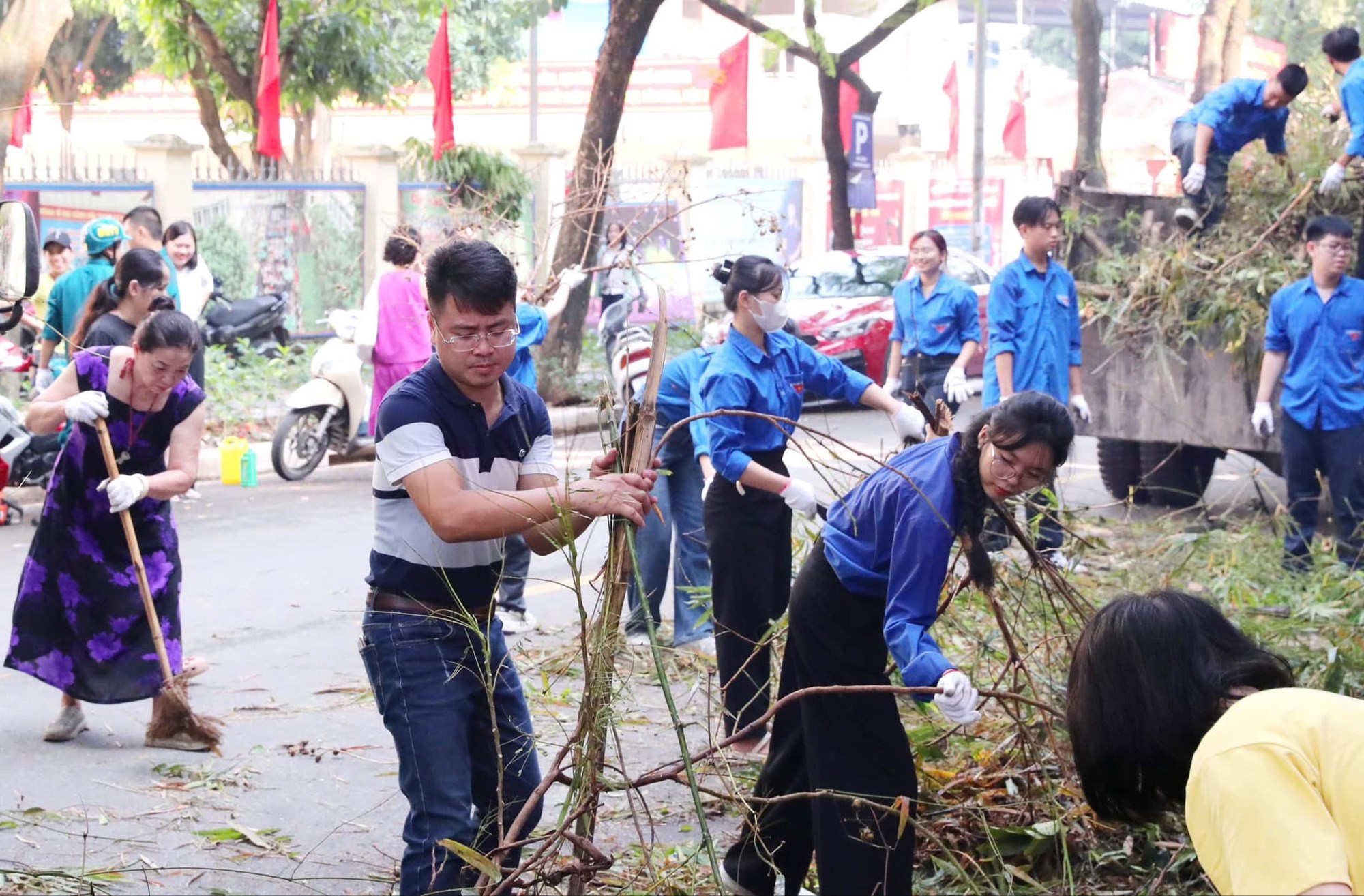 Quận Cầu Giấy ra quân tổng vệ sinh môi trường - ảnh 17